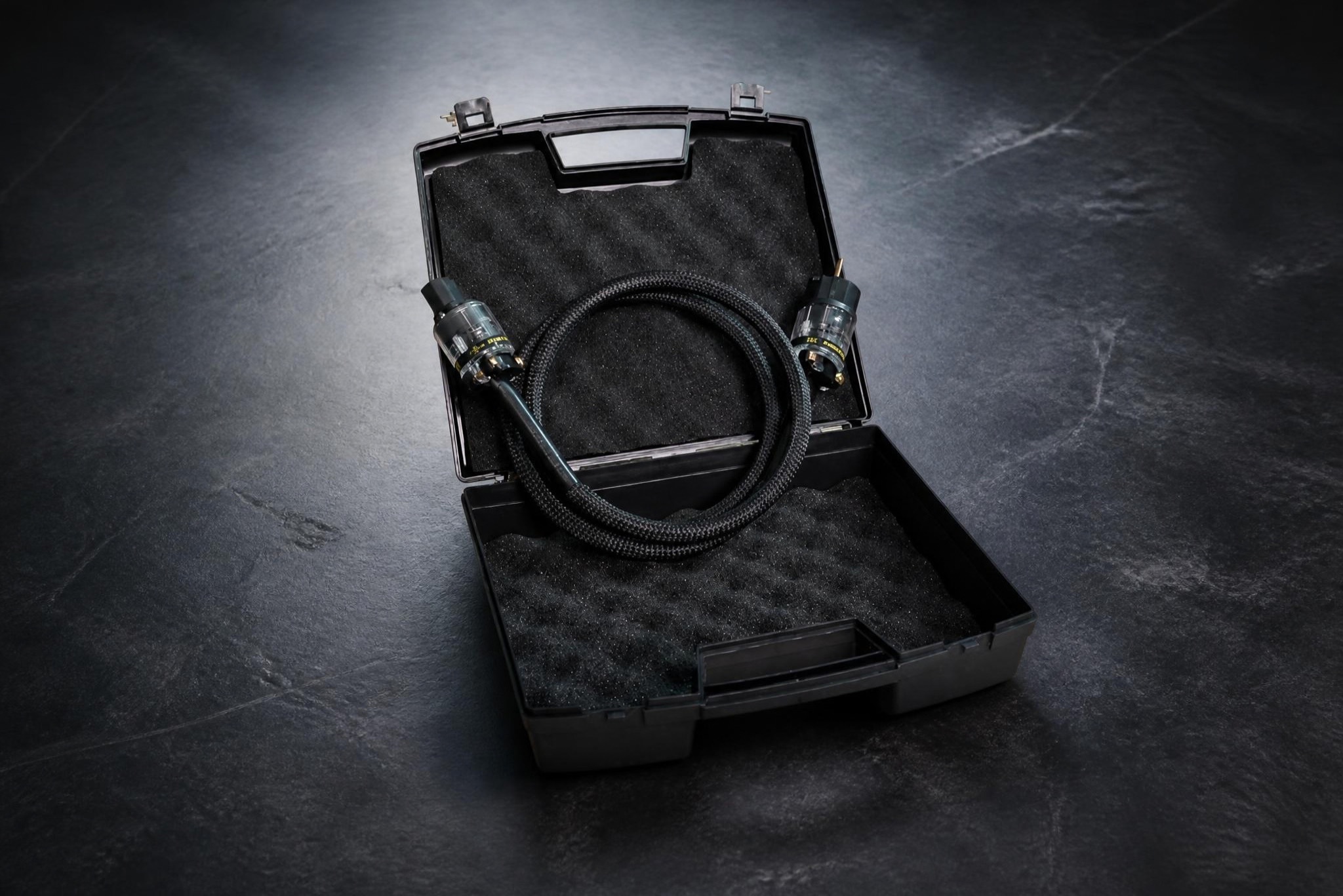 Cantico Aere power cable in its carry case