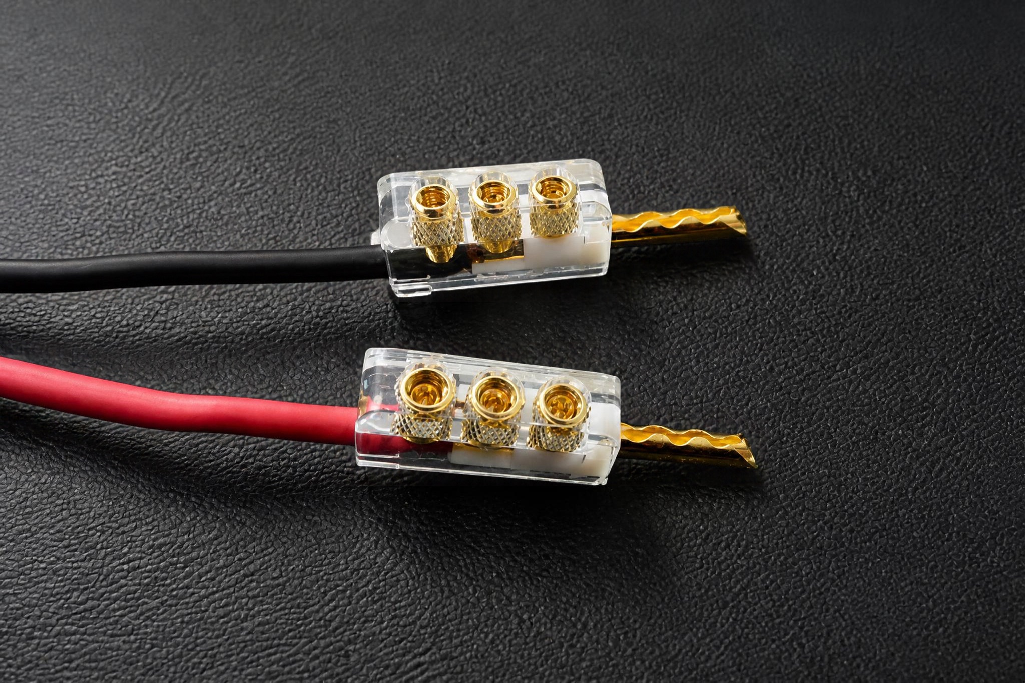 Aere sprung banana plugs, close-up